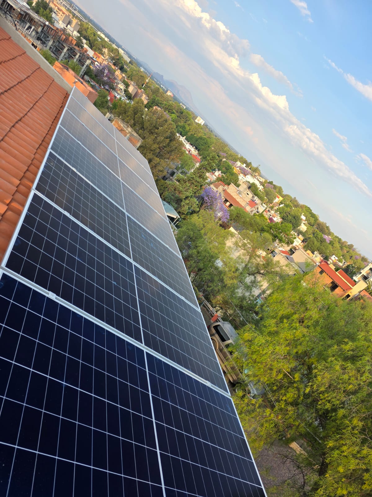 Paneles solares en casa residencial, Lomas del Pedregal, CDMX