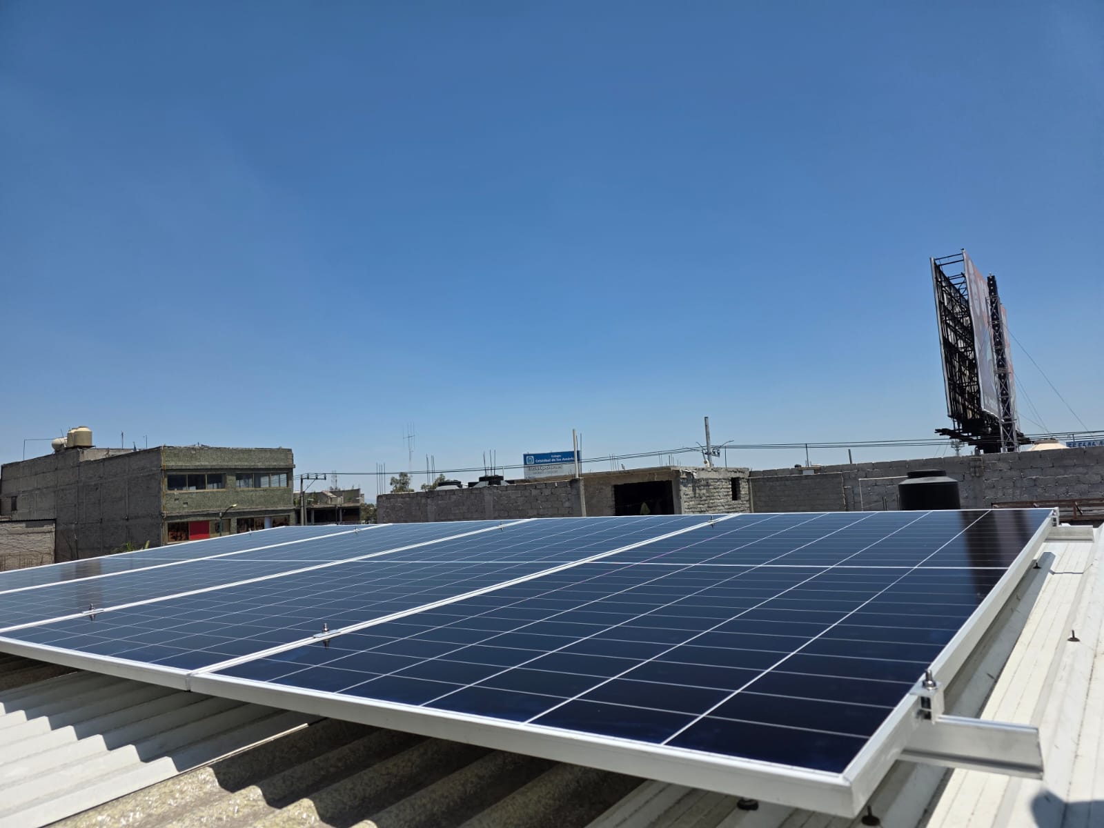 Paneles solares en techo inclinado, Iztapalapa, CDMX