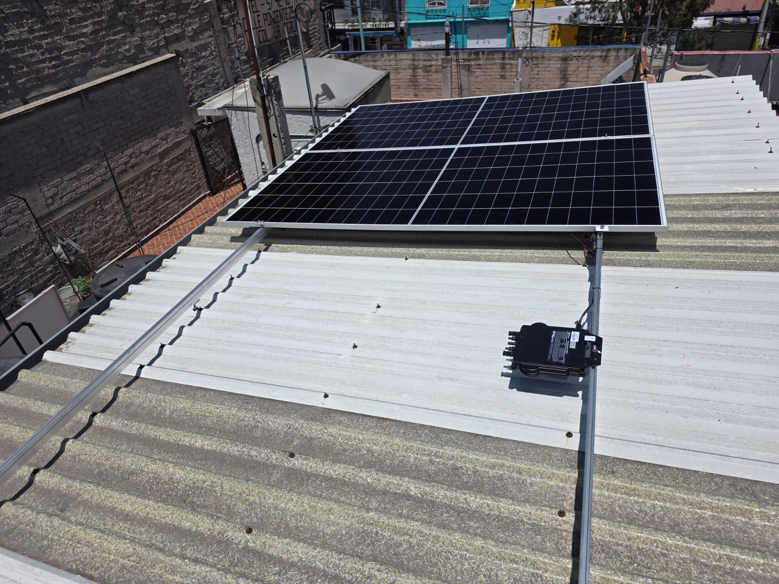 Instalación de paneles solares en Nezahualcóyotl, Estado de México